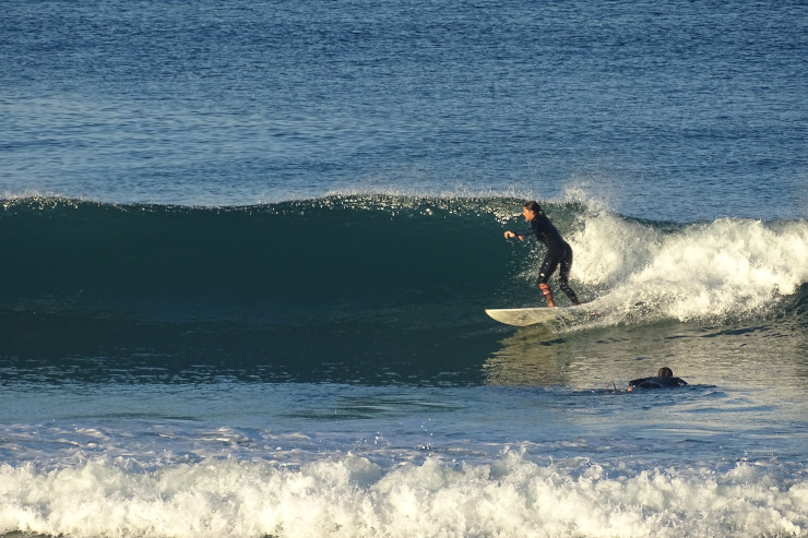 Learn to surf with tips on spots near Auckland.